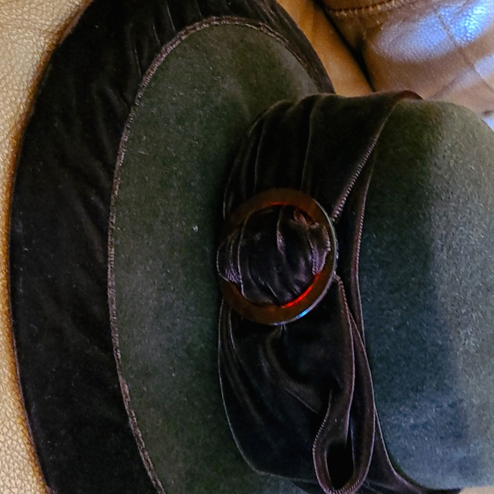 Vintage felt hat with velvet trip.